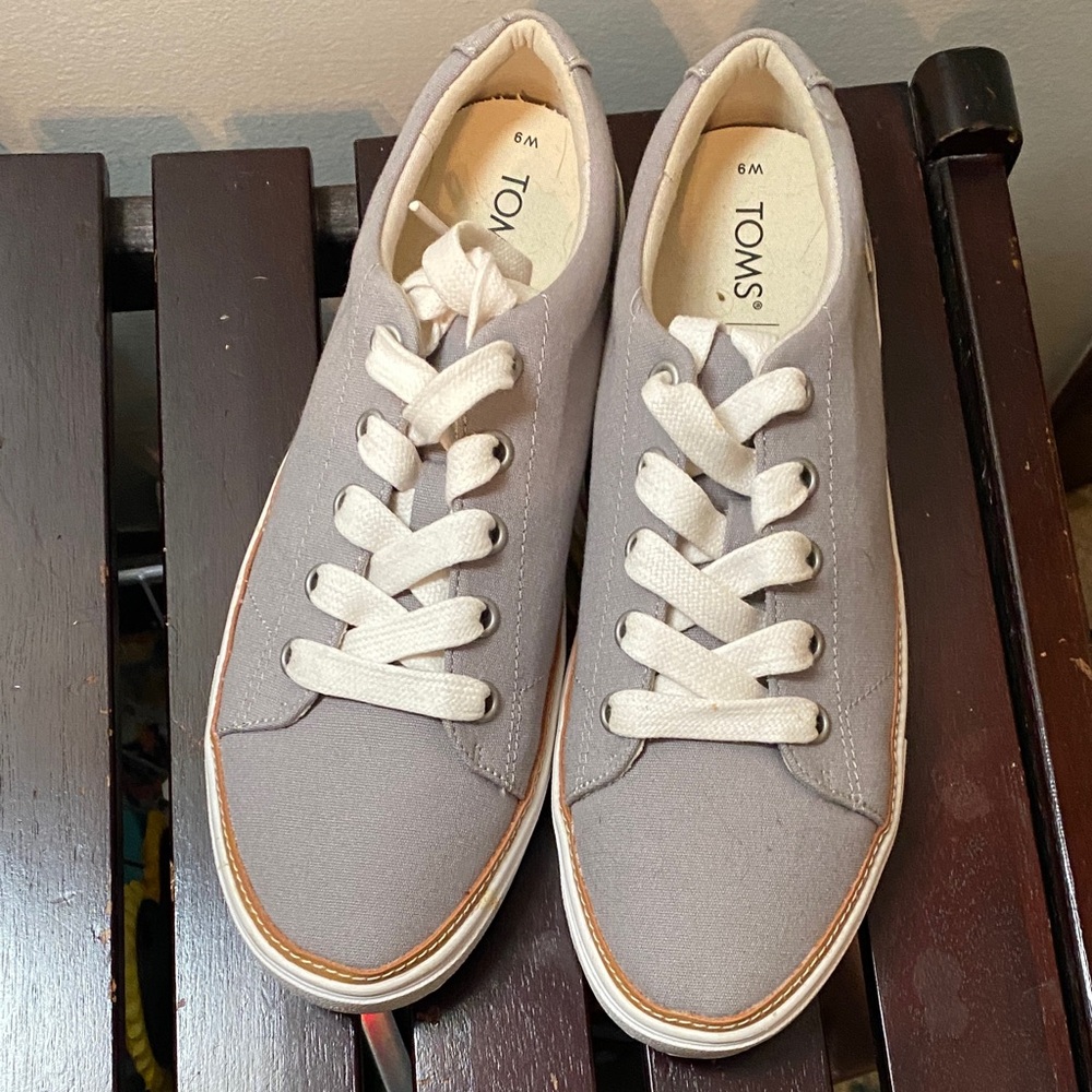 TOMS Women’s Light Gray Lace-Up Sneakers